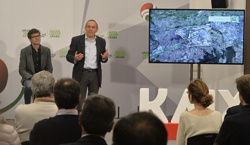 Ramiro González en la presentación del Centro Multimodal de apoyo logístico a la industria en Júndiz