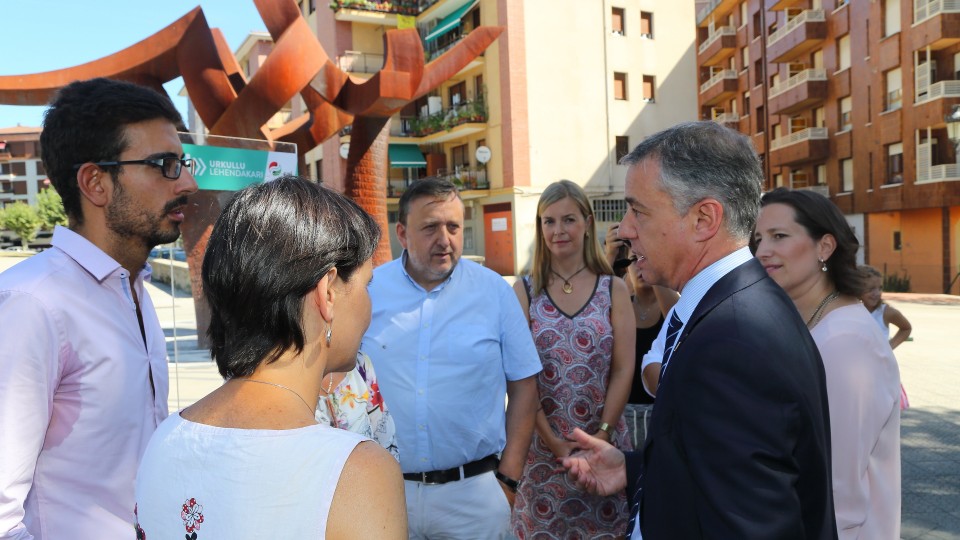 Iñigo Urkullu eta Jose Antonio Suso Airako hautagaiekin Josune Irabien, Almudena Otaola, Estibalitz Larrauri, Aroa Cerrada, Iker Ibarrondo, Agurtzane Llano.