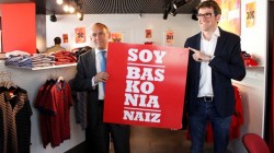 Ramiro González y Gorka Urtaran dan su apoyo personal al Baskonia suscribiendo acciones