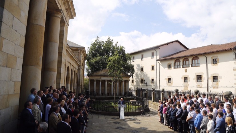 Andoni Ortuzarrek zina irakurri du Gernikako Arbol Andoni Ortuzarrek zina irakurri du Gernikako Arbol