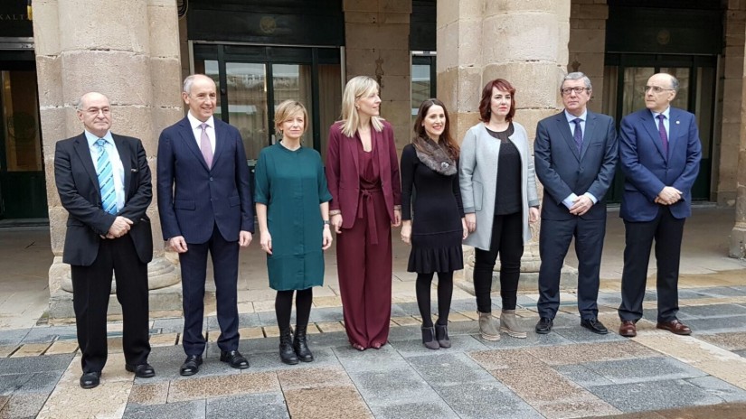 Euskara lan-hizkuntza duten bost ganbera legegileek eta Euskaltzaindiak Oinarrizko Hiztegi Juridiko-Parlamentarioa aurkeztu dute. Euskara lan-hizkuntza duten bost ganbera legegileek eta Euskaltzaindiak Oinarrizko Hiztegi Juridiko-Parlamentarioa aurkeztu dute.