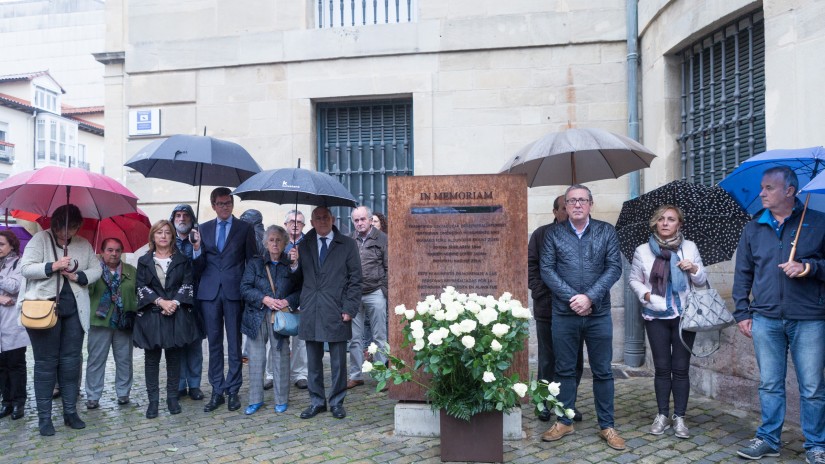 Arabako Batzar Nagusiek eta Foru Aldundiak omenaldia egin dute Araban frankismoak eragindako biktimen alde Arabako Batzar Nagusiek eta Foru Aldundiak omenaldia egin dute Araban frankismoak eragindako biktimen alde