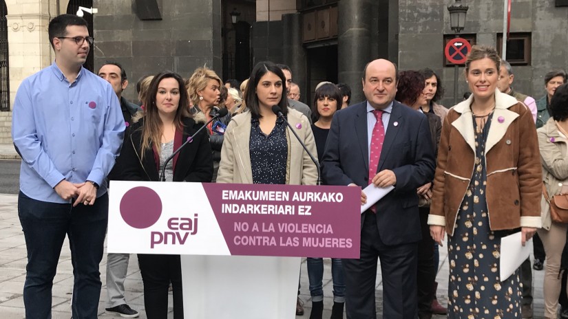 Emakumeen eta gizonen arteko harremanak “berdintasunean, errespetuan eta askatasunean” oinarrituta egon daitezen lan egingo du EAJ-PNVk Emakumeen eta gizonen arteko harremanak “berdintasunean, errespetuan eta askatasunean” oinarrituta egon daitezen lan egingo du EAJ-PNVk