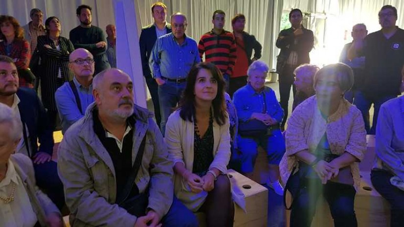 Esta tarde ha tenido lugar el acto de apertura de la exposición itinerante Plaza de la Memoria en Llodio con la participación del alcalde Natxo Urkixo y la directora de Gogora, Aintzane Ezenarro. Esta tarde ha tenido lugar el acto de apertura de la exposición itinerante Plaza de la Memoria en Llodio con la participación del alcalde Natxo Urkixo y la directora de Gogora, Aintzane Ezenarro.
