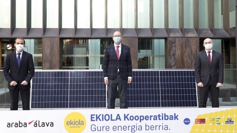 Arabak eguzki-energia sortzeko herritarren kooperatibak ezartzea bultzatuko du Kuadrilla guztietan Arabak eguzki-energia sortzeko herritarren kooperatibak ezartzea bultzatuko du Kuadrilla guztietan